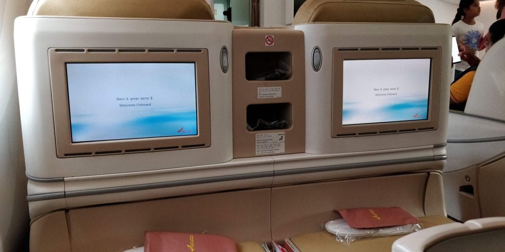 Air-India-Business-Class-Boeing-787-Monitore-Ablagefläche-1024x512.jpg